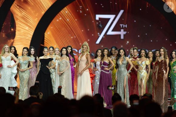 Une candidate a annoncé renoncer à son titre.

Les candidates posent pour une photo lors de la 74e compétition préliminaire de Miss Univers 2025 au Centre d'exposition et de convention IMPACT, le 19 novembre 2025 dans la province de Nonthaburi, en Thaïlande. Photo par Teera Noisakran/SPUS/ABACAPRESS.COM