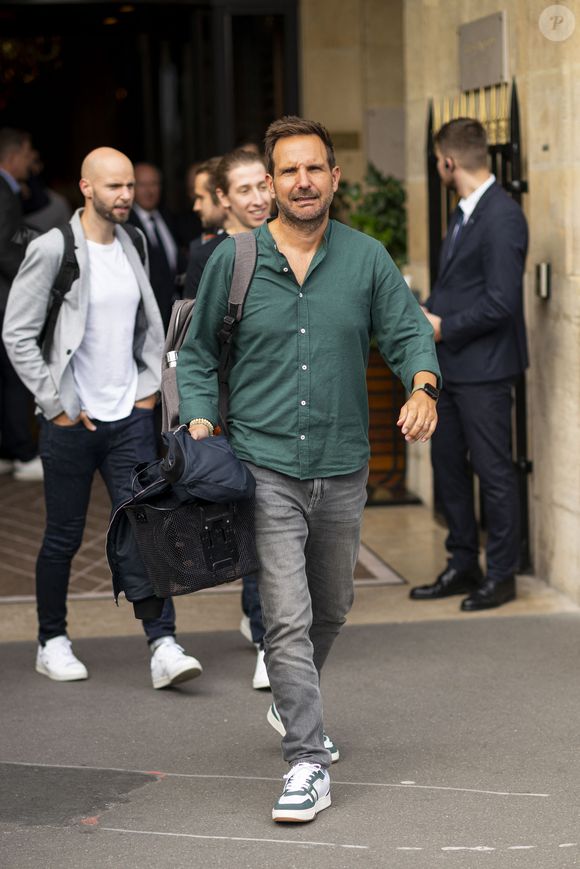 On s'est intéressé à ce qu'il se passait dans l'assiette du chef. 


Exclusif - Christophe Michalak à la sortie de l'hôtel Crillon à Paris, lors de la fashion week. Le 28 septembre 2023