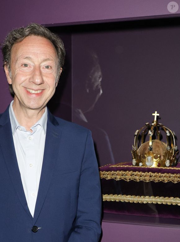 Stéphane Bern "couronné de Charlemagne"lors de l'exposition "Le Dernier Sacre" à la Manufacture des Gobelins à Paris, France, le 10 avril 2025.  © Coadic Guirec/Bestimage