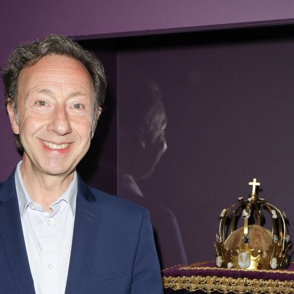 Stéphane Bern "couronné de Charlemagne"lors de l'exposition "Le Dernier Sacre" à la Manufacture des Gobelins à Paris, France, le 10 avril 2025.  © Coadic Guirec/Bestimage