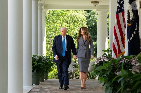 Le président Donald Trump et la première dame Melania Trump participent à une cérémonie de signature du projet de loi Take it Down Act, lundi 19 mai 2025, dans la roseraie de la Maison Blanche. ( Andrea Hanks/White House/ZUMA Press Wire)