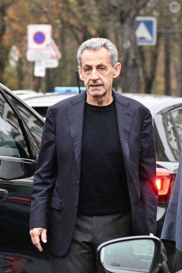 En effet, Nicolas Sarkozy n'a pas encore rencontré Sylla, son petit-fils et fils de Louis Sarkozy.

Nicolas Sarkozy et sa femme Carla Bruni vont déjeuner au restaurant Le Flandrin à Paris le lendemain de la sortie de prison de l'ancien président le 11 novembre 2025.
