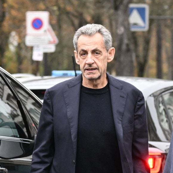 En effet, Nicolas Sarkozy n'a pas encore rencontré Sylla, son petit-fils et fils de Louis Sarkozy.

Nicolas Sarkozy et sa femme Carla Bruni vont déjeuner au restaurant Le Flandrin à Paris le lendemain de la sortie de prison de l'ancien président le 11 novembre 2025.