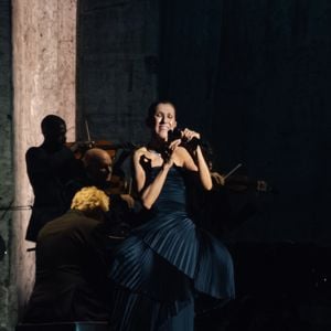 Dès le parvis de la salle, sa sœur Claudette Dion affichait son émotion, déclarant avoir déjà la larme à l'œil et souhaitant simplement entendre sa sœur chanter avec son cœur. 

Celine Dion, tenue et bijoux Boucheron, lors de son premier concert à la Plénitude Arena à Paris La Défense le 12 septembre 2026.
