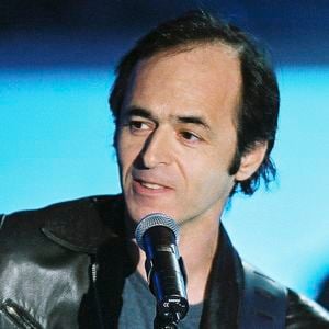 Totalement conquis par le talent et la voix de Céline Dion, l'artiste "classait Céline dans le top 5 des grandes vocalistes mondiales, avec Aretha Franklin, son idole absolue, Barbra Streisand, Mariah Carey et Whitney Houston" selon son ami et producteur Erick Benzi dans "La Tribune Dimanche". 

Archive - Exclusif - Jean-Jacques Goldman lors d'une émission spéciale Céline Dion sur TF1. © Patrick Carpentier / Bestimage