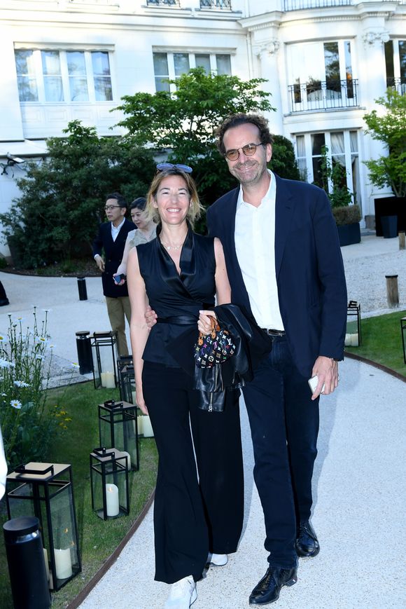 David Slama (directeur de Paris Capitale) et sa femme - A l'occasion de la fête des Mères, Adriana Karembeu et Lenôtre s'associent pour créer l'entremets "Nina" au Pré Catelan à Paris le 29 avril 2025.
Cette création à quatre mains est le fruit d'une complicité artistique entre Adriana Karembeu, icône internationale de la mode, ambassadrice engagée, maman au grand cœur et Étienne Leroy Chef Patissier Lenôtre el Champion du Monde de la Pâtisserie.
Pensé comme une rose à offrir, l'entremets « Nina » est symbole de tendresse, de lien et de partage. Cette co-création soutient la Croix-Rouge française, 5% des bénéfices seront reversés à l'association, auprès de laquelle Adriana Karembeu est ambassadrice depuis plus de 25 ans. © Rachid Bellak/Bestimage