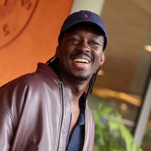 Installé tout près de Paris, à Montrouge, avec sa compagne Émilie Rouquette et leurs deux jeunes enfants, Mory Sacko se livre sur son quotidien de papa et dévoile ses adresses préférées dans la capitale pour s'évader en tribu.

Mory Sacko au village lors des Internationaux de France de Tennis de Roland Garros © Jacovides / Moreau / Bestimage