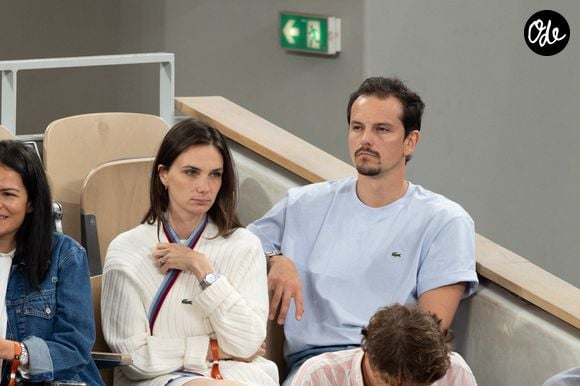 Cassandre Verdier et Juan Arbelaez dans les tribunes lors de la 10e journée du tournoi de Roland-Garros 2026, le 2 juin 2026 à Paris, en France. Photo de Nasser Berzane/ABACAPRESS.COM
