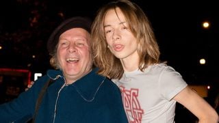 Philippe Katerine prend la pose avec son fils Billy Blanchard : à 15 ans, il ose les talons aiguilles pour le défilé d'un célèbre créateur