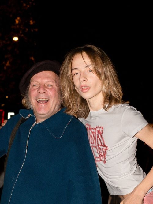 Philippe Katerine prend la pose avec son fils Billy Blanchard : à 15 ans, il ose les talons aiguilles pour le défilé d'un célèbre créateur