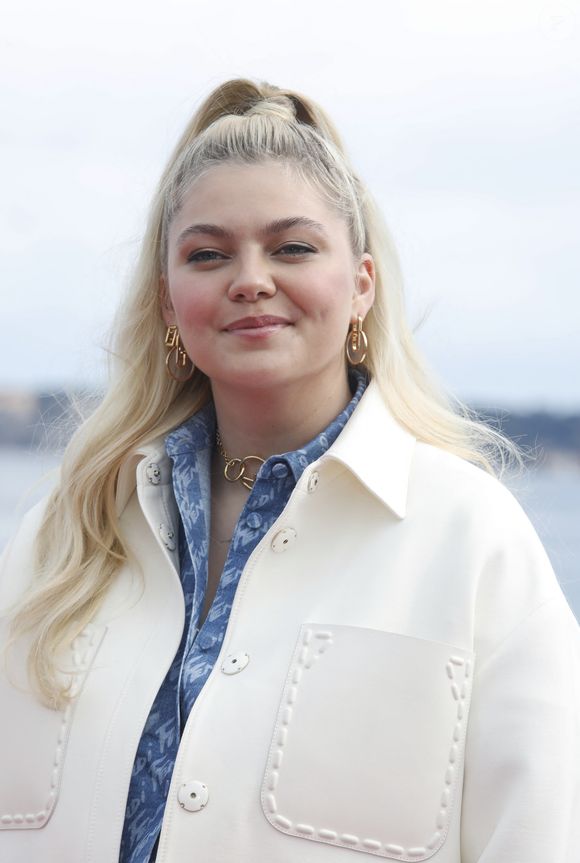 Louane Emera - Photocall de la série "Visions" lors de la 5ème saison du festival International des Séries "Canneseries" à Cannes, France, le 3 avril 2022. © Denis Guignebourg/Bestimage