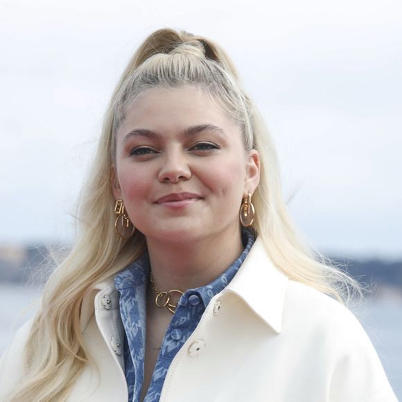 Louane Emera - Photocall de la série "Visions" lors de la 5ème saison du festival International des Séries "Canneseries" à Cannes, France, le 3 avril 2022. © Denis Guignebourg/Bestimage