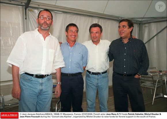 Il a élu domicile dans cette région comme de nombreuses célébrités.

L'acteur français Jean Reno et les animateurs de télévision Patrick Sabatier, Michel Drucker et Jean-Pierre Foucault lors du Concert des Alpilles, organisé par Michel Drucker pour récolter des fonds pour le soutien aux premiers secours dans le sud de la France. © Jean Jacques Datchary/ABACA. 19508-17. Maussane, France, 07/07/2000.