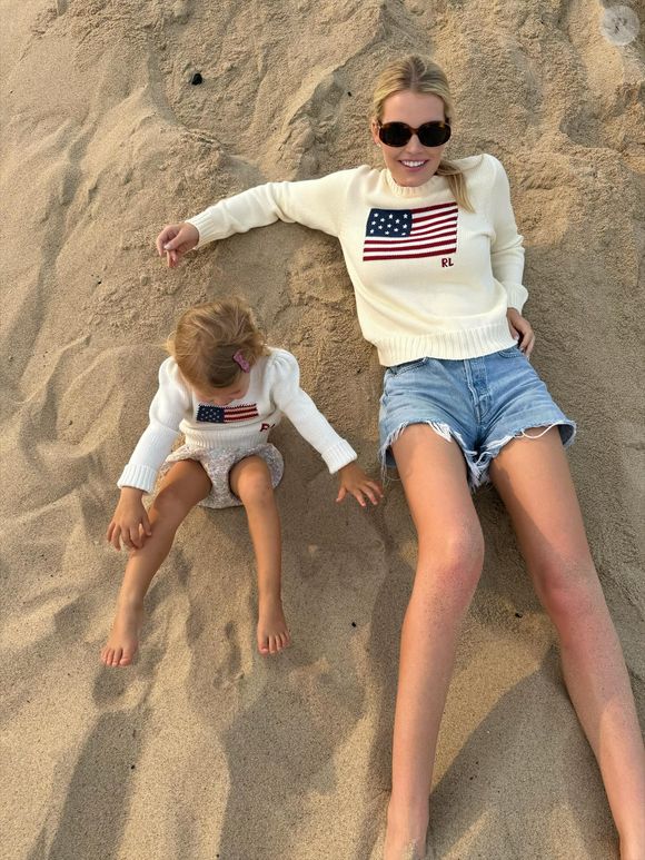 ...pour s'occuper de sa fille Athéna qui a vu le jour en 2022.

Kitty Spencer, la nièce de Diana et sa fille Athena mènent une vie de princesse...