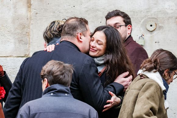 Gabrièle Laborde, la fille de la défunte - Arrivées aux obsèques de C.Laborde en l’église Saint-Roch à Paris, le 6 février 2025. Décédée le 28 janvier 2025 à l'âge de 73 ans, l'ancienne présentatrice météo de TF1 (1988 - 2017) était atteinte de la maladie neurodégénérative à corps de Lewy. 
© Jacovides - Moreau / Bestimage