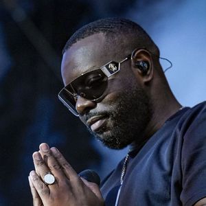 Selon "Public", cette jeune femme n'est autre qu'une influenceuse, qui aurait acquis une certaine notoriété.

Gims en concert au festival le Printemps de Pérouges au Château de Saint-Maurice-de-Rémens le 27 juin 2025. Sandrine Thesillat / PsNewZ