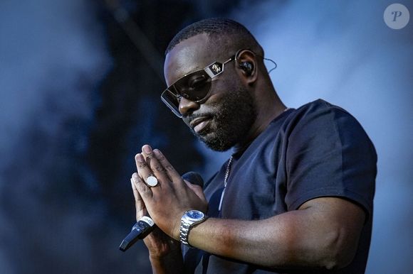 Selon "Public", cette jeune femme n'est autre qu'une influenceuse, qui aurait acquis une certaine notoriété.

Gims en concert au festival le Printemps de Pérouges au Château de Saint-Maurice-de-Rémens le 27 juin 2025. Sandrine Thesillat / PsNewZ