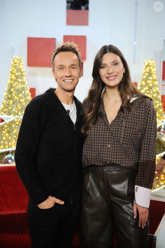 Laurent Luyat, Salvatore Adamo, Lola Dubini et Camille Cerf entourent également l’animateur pour ce moment fort de la saison.

Exclusif - Cyril Féraud et Camille Cerf (Miss France 2015) - Enregistrement de l'émission "Vivement dimanche" au studio Rive Gauche, presentée par M. Drucker le 19 novembre 2025, avec une diffusion sur France 3 le 28/12/2025. © Guillaume Gaffiot / Bestimage