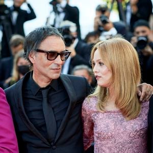 Vanessa Paradis et Samuel Benchetrit lors de la montée des marches du film "De son vivant" lors du 74ème Festival International du Film de Cannes, le 10 juillet 2021.
© Borde-Jacovides-Moreau / Bestimage