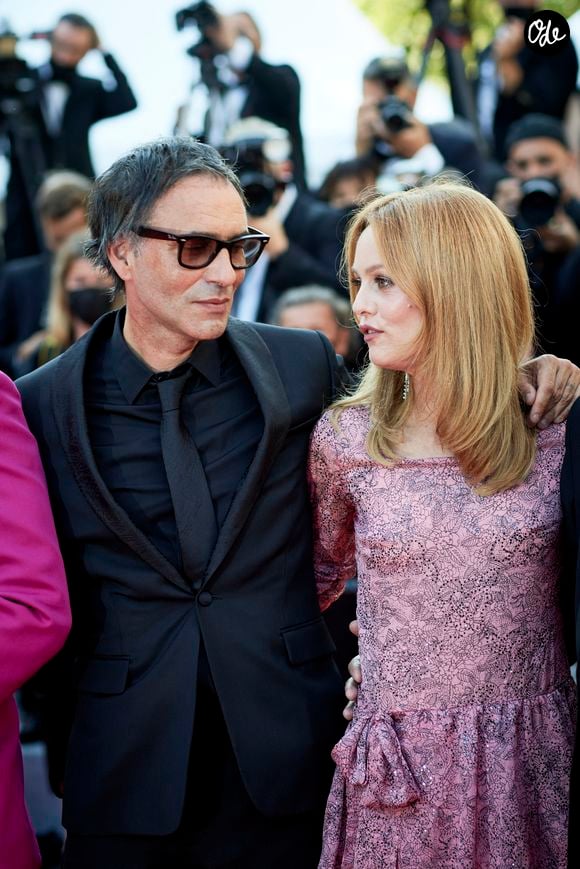 Vanessa Paradis et Samuel Benchetrit lors de la montée des marches du film "De son vivant" lors du 74ème Festival International du Film de Cannes, le 10 juillet 2021.

© Borde-Jacovides-Moreau / Bestimage