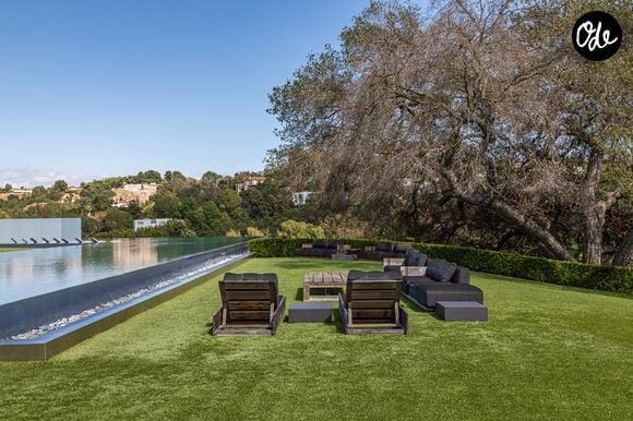 L’ancienne propriété de Ben Affleck et Jennifer Lopez à Beverly Hills s’étend sur près de deux hectares. La résidence compte 12 chambres, 24 salles de bains, une piscine à débordement, un vaste complexe sportif et un garage pouvant accueillir 12 voitures. Crédit photo : Simon Berlyn.