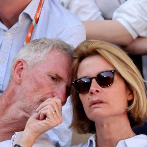 Denis Brogniart et sa femme Hortense - Célébrités dans les tribunes de la finale homme des Internationaux de France de tennis de Roland Garros 2024 à Paris le 9 juin 2024. © Jacovides-Moreau/Bestimage
