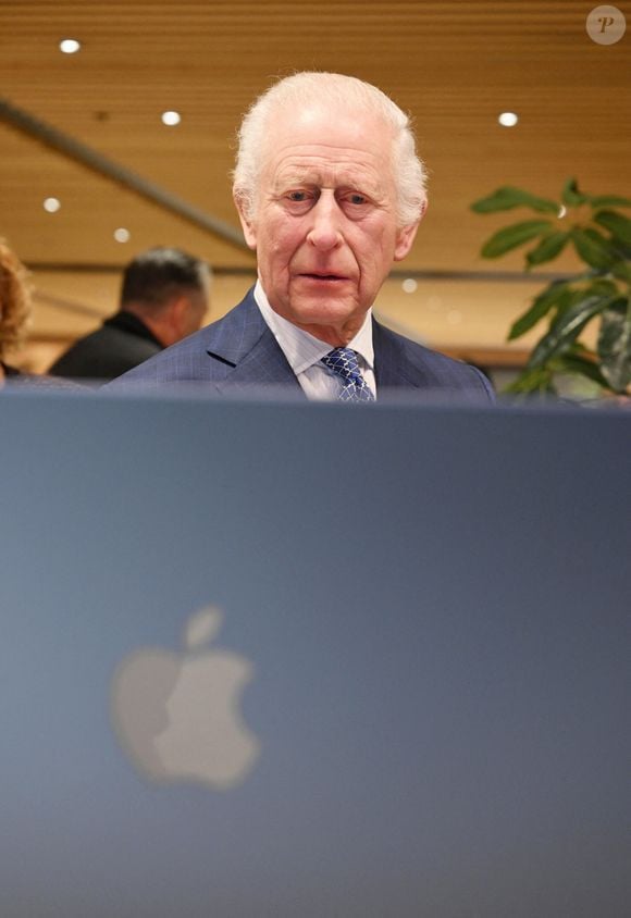 Le roi Charles III d'Angleterre en visite à l'Apple Store HQ à Battersea Power Station à Londres. Le 12 décembre 2024