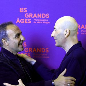 Nikos Aliagas et Nicolas Canteloup - Vernissage de l'exposition "Les grands âges", photographies de Nikos Aliagas au musée de l'Homme à Paris le 7 avril 2026. © Dominique Jacovides/Bestimage
