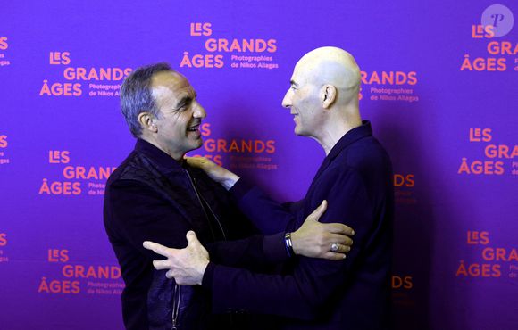 Nikos Aliagas et Nicolas Canteloup - Vernissage de l'exposition "Les grands âges", photographies de Nikos Aliagas au musée de l'Homme à Paris le 7 avril 2026. © Dominique Jacovides/Bestimage