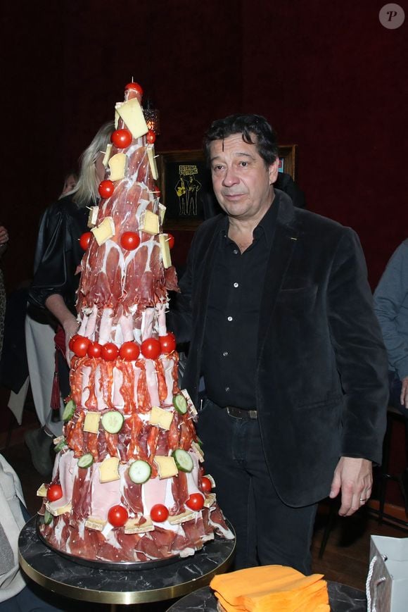 Exclusif - Laurent Gerra et son gâteau d’anniversaire fait de charcuterie - Laurent Gerra fête son 57ème anniversaire sur scène devant 1400 personnes avec son spectacle « Laurent Gerra se met à table ! », à savourer au Casino de Paris, à Paris, France, le 29 Décembre 2024. 

© Bertrand Rindoff / Bestimage