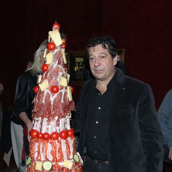 Exclusif - Laurent Gerra et son gâteau d’anniversaire fait de charcuterie - Laurent Gerra fête son 57ème anniversaire sur scène devant 1400 personnes avec son spectacle « Laurent Gerra se met à table ! », à savourer au Casino de Paris, à Paris, France, le 29 Décembre 2024. 

© Bertrand Rindoff / Bestimage