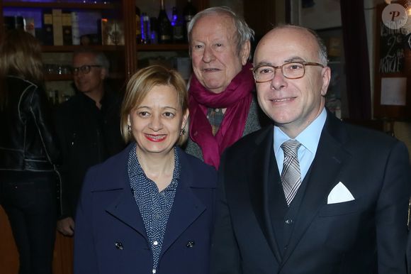 Véronique Cazeneuve, son mari Bernard Cazeneuve, premier ministre et Jacques Bertin (directeur du théâtre du Gymnase) lors de la représentation de la pièce de théâtre "Les fantômes de la rue Papillon" au théâtre du Gymnase à Paris, le 1er avril 2017. © CVS/Bestimage