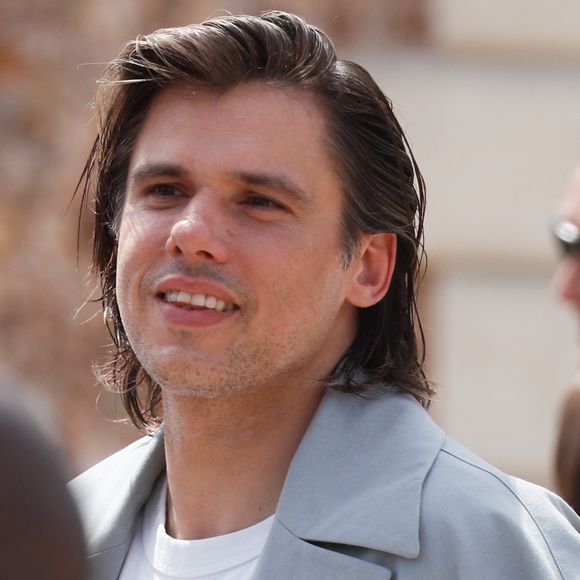 C'est à Alençon qu'il a grandi loin du hip-hop. À l'époque, il lui préférait guitares et batteries. 

Orelsan (Aurélien Cotentin) - Les célébrités quittent le défilé Dior "Collection Homme Prêt-à-Porter Printemps/Eté 2024" lors de la Fashion Week de Paris (PFW), le 23 juin 2023.  © Christophe Clovis / Bestimage