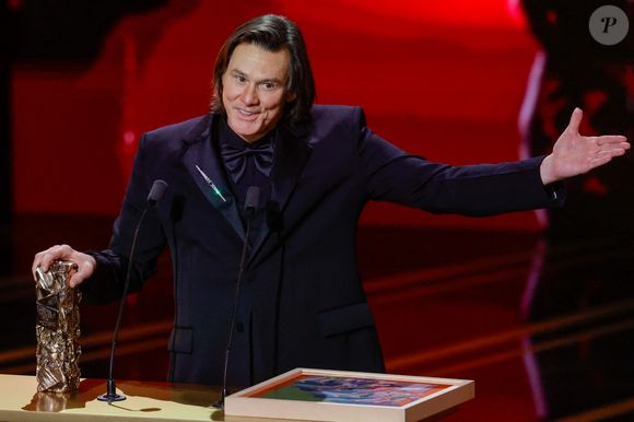 Alexis Jones, un artiste drag américain a aussi appuyer l'information en postant une photo d'un dentier et d'un masque censés l'avoir aidé à sa transformation en Jim Carrey.

Jim Carrey (César d'honneur) lors de la 51ème cérémonie des César à l'Olympia à Paris, France, le 26 février 2025 © Borde-Jacovides/Bestimage