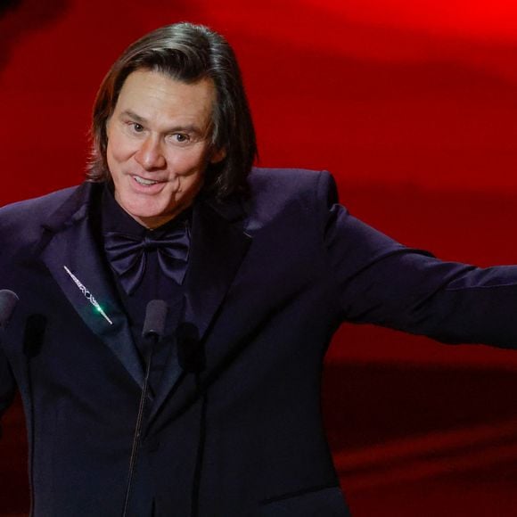 Alexis Jones, un artiste drag américain a aussi appuyer l'information en postant une photo d'un dentier et d'un masque censés l'avoir aidé à sa transformation en Jim Carrey.

Jim Carrey (César d'honneur) lors de la 51ème cérémonie des César à l'Olympia à Paris, France, le 26 février 2025 © Borde-Jacovides/Bestimage