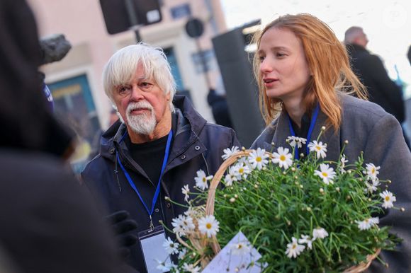 Paul Watson - Arrivées aux obsèques de Brigitte Bardot en l'église Paroissiale Notre-Dame-de-l'Assomption de Saint-Tropez, France, le 7 janvier 2026. Brigitte Bardot, figure emblématique du cinéma français et icône internationale, est décédée le 28 décembre 2025 à l'âge de 91 ans dans sa mythique propriété de La Madrague, à Saint-Tropez (France). Révélée au monde entier par son rôle dans "Et Dieu... créa la femme", elle avait contribué à faire de Saint-Tropez un lieu mondialement connu. L'actrice sera inhumée le 7 janvier 2026 au cimetière marin de Saint-Tropez, aux côtés de son père Louis Bardot (1896-1975) et de sa mère Anne-Marie Mucel (1912-1978). Une cérémonie religieuse se tiendra auparavant dans l'église de Saint-Tropez, où proches, personnalités et anonymes pourront lui rendre un dernier hommage. © Jacovides-Moreau/Bestimage