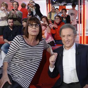 Faustine Bollaert lui a rendu un hommage émouvant sur Instagram.

Françoise Coquet et Michel Drucker - Enregistrement de l'émission "Vivement Dimanche" à Paris. COADIC GUIREC / BESTIMAGE