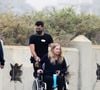 Ses symptômes se sont même aggravés et elle doit toujours se déplacer en fauteuil roulant chez le médecin.

James Marsden, Linda Cardellini et Christina Applegate tournent une scène de la saison 3 de la série "Dead To Me" à Los Angeles, Californie, Etats-Unis, le 2 juin 2021. 

Photo : The ImageDirect / Bestimage