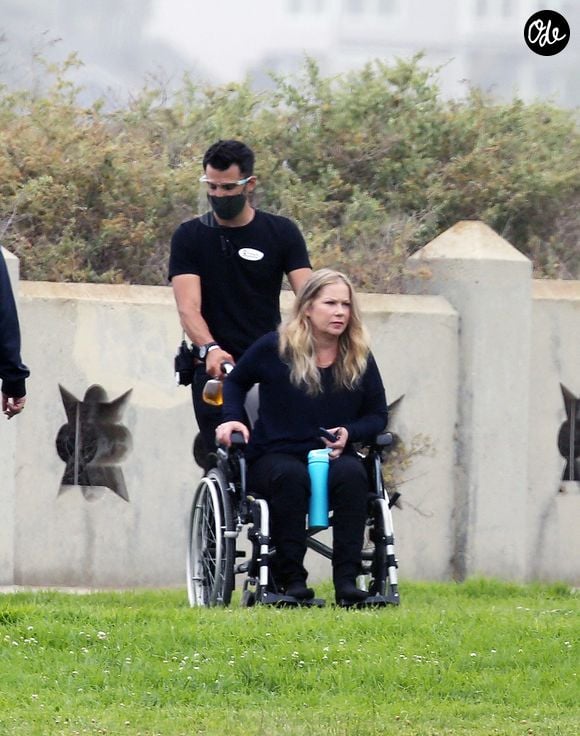 Ses symptômes se sont même aggravés et elle doit toujours se déplacer en fauteuil roulant chez le médecin.

James Marsden, Linda Cardellini et Christina Applegate tournent une scène de la saison 3 de la série "Dead To Me" à Los Angeles, Californie, Etats-Unis, le 2 juin 2021. 

Photo : The ImageDirect / Bestimage