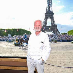 Exclusif - Prix Spécial - No Web - Yann Arthus-Bertrand à l’espace VIP au Longines Paris Eiffel Jumping au pied de la Tour Eiffel sur le Champ-de-Mars à Paris, France, le 21 juin 2025. © Perusseau-Veeren/Bestimage