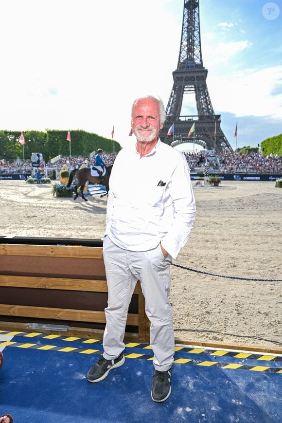 Exclusif - Prix Spécial - No Web - Yann Arthus-Bertrand à l’espace VIP au Longines Paris Eiffel Jumping au pied de la Tour Eiffel sur le Champ-de-Mars à Paris, France, le 21 juin 2025. © Perusseau-Veeren/Bestimage