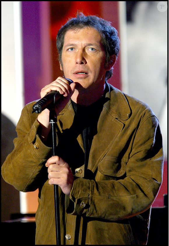 Il a suivi un traitement lourd, incluant “trente-cinq séances de rayons”, qui a fortement affecté sa voix.

Philippe Miossec sur le plateau de ' Vivement Dimanche '. © Guillaume Gaffiot/Bestimage