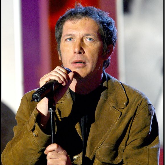 Il a suivi un traitement lourd, incluant “trente-cinq séances de rayons”, qui a fortement affecté sa voix.

Philippe Miossec sur le plateau de ' Vivement Dimanche '. © Guillaume Gaffiot/Bestimage