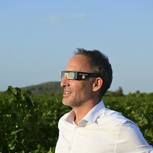 Raphaël Glucksmann le 12 août 2026, lors d'une visite dans l'Aude. Photo de Pascal Rodriguez/ABACAPRESS.COM