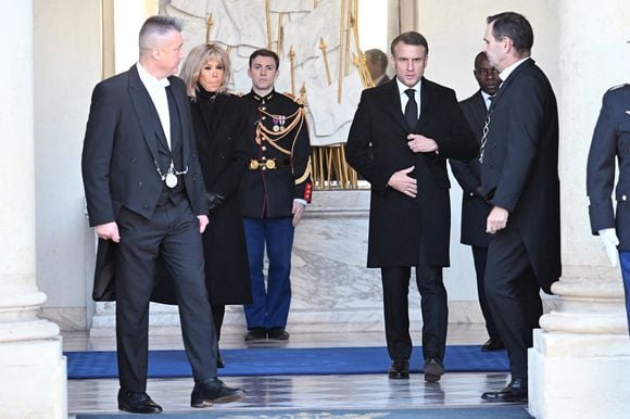 Le président Emmanuel Macron et sa femme Brigitte Macron participent à une minute de silence, au palais de l'Elysée, en hommage aux victimes du cyclone Chido à Mayotte le 23 décembre 2024.

© Eric Tschaen / Pool / Bestimage