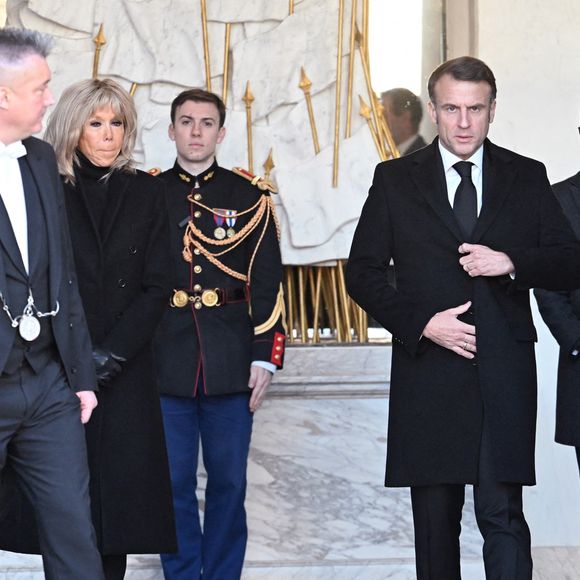 Le président Emmanuel Macron et sa femme Brigitte Macron participent à une minute de silence, au palais de l'Elysée, en hommage aux victimes du cyclone Chido à Mayotte le 23 décembre 2024.

© Eric Tschaen / Pool / Bestimage