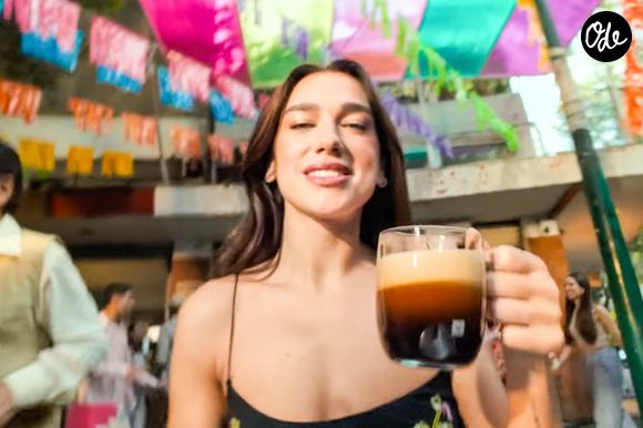 La star de la pop Dua Lipa est devenue la nouvelle égérie de la marque de capsules de café Nespresso, avec un clin d'œil à George Clooney, également ambassadeur de la marque. © Nespresso via Bestimage