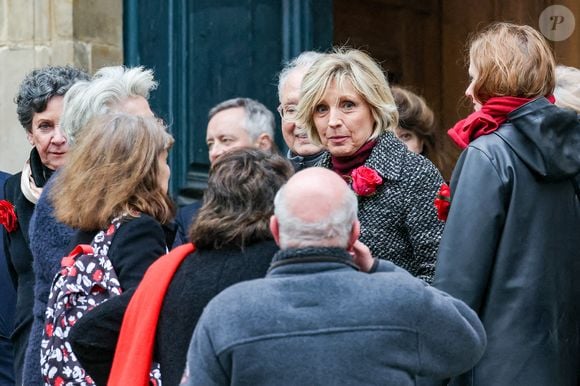 Et plus particulièrement sa consoeur de la météo, Evelyne Dhéliat.

Evelyne Dhéliat - Arrivées aux obsèques de C.Laborde en l’église Saint-Roch à Paris, le 6 février 2025. Décédée le 28 janvier 2025 à l'âge de 73 ans, l'ancienne présentatrice météo de TF1 (1988 - 2017) était atteinte de la maladie neurodégénérative à corps de Lewy. 
© Jacovides - Moreau / Bestimage