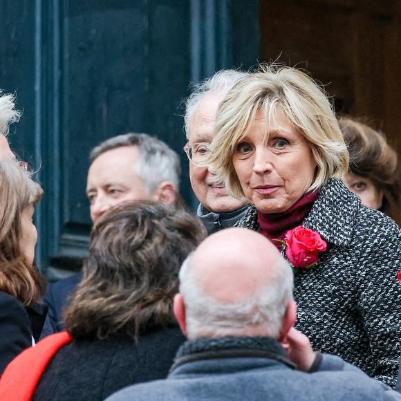 Et plus particulièrement sa consoeur de la météo, Evelyne Dhéliat.

Evelyne Dhéliat - Arrivées aux obsèques de C.Laborde en l’église Saint-Roch à Paris, le 6 février 2025. Décédée le 28 janvier 2025 à l'âge de 73 ans, l'ancienne présentatrice météo de TF1 (1988 - 2017) était atteinte de la maladie neurodégénérative à corps de Lewy. 
© Jacovides - Moreau / Bestimage