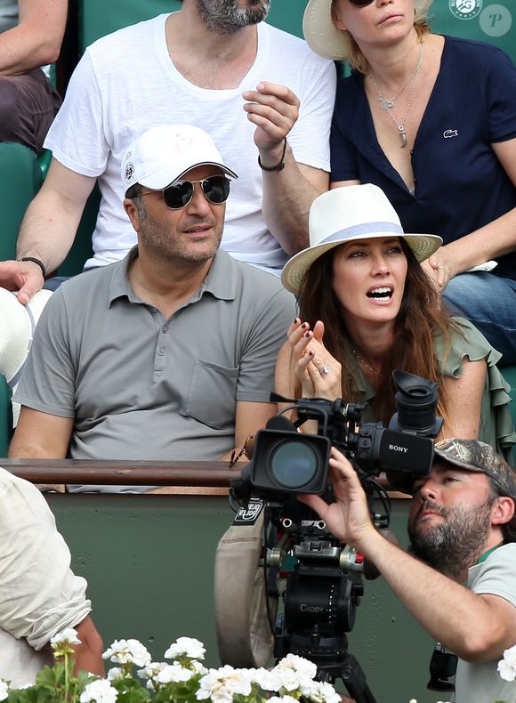 Arthur (Jacques Essebag) et sa compagne Mareva Galanter dans les tribunes lors de la finale homme des Internationaux de Tennis de Roland-Garros à Paris, le 11 juin 2017. © Jacovides-Moreau/Bestimage